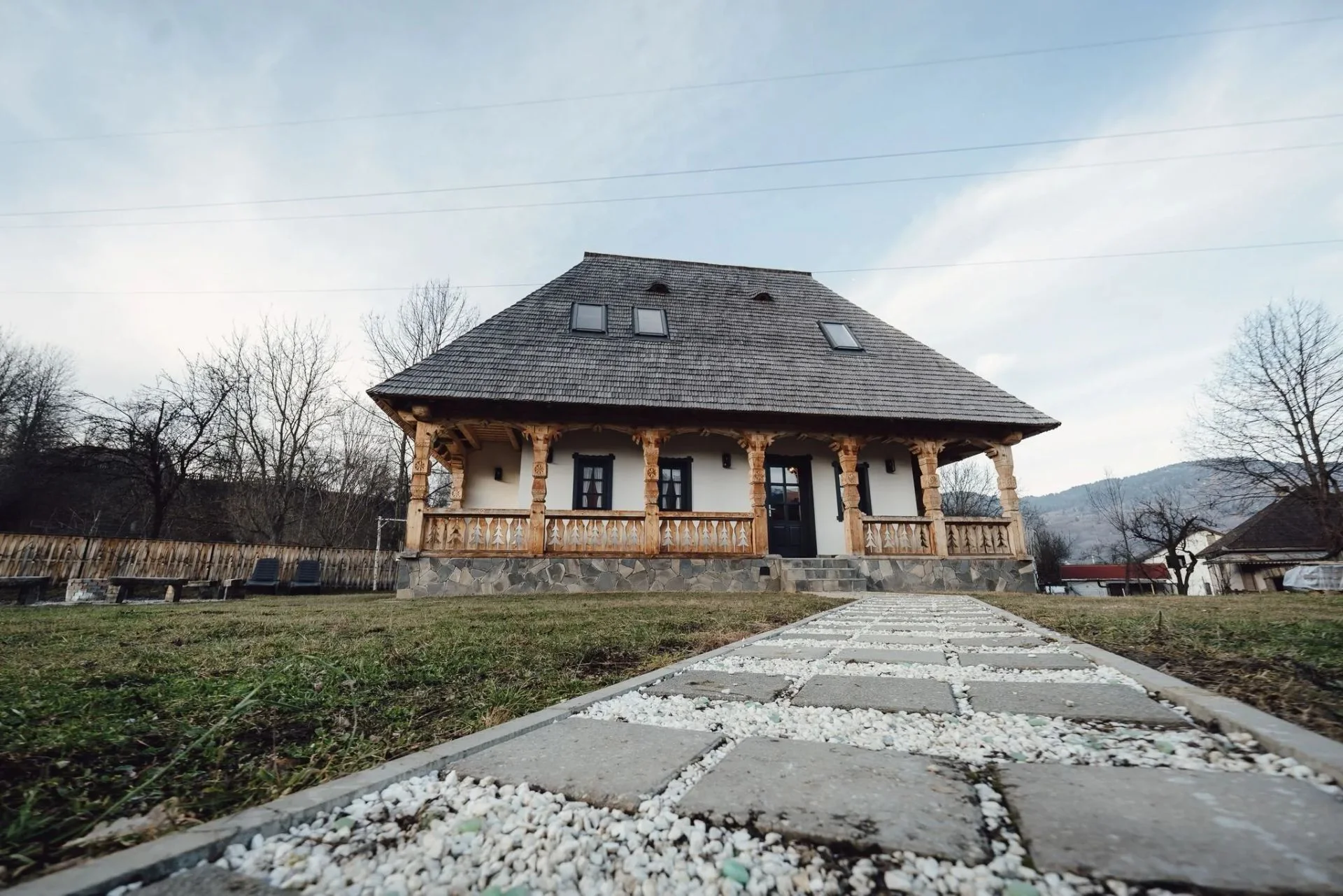 Exteriorul cabanei și aleea din curte